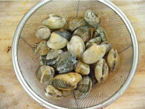 Ngao ng&acirc;m nước muối, thả v&agrave;o v&agrave;i tr&aacute;i ớt cho đến khi ngh&ecirc;u nhả c&aacute;t ra th&igrave; rửa sạch, để r&aacute;o.