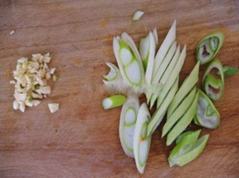 Tỏi băm nhuyễn, tỏi t&acirc;y th&aacute;i mỏng.