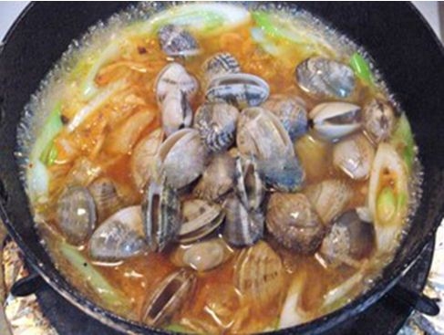 Nước s&ocirc;i, cho ngao v&agrave;o nồi, chờ đến khi tất cả ngao mở miệng th&igrave; th&ecirc;m 1 muỗng c&agrave; ph&ecirc; tương ớt H&agrave;n Quốc. Sau đ&oacute;, nếm lại lần nữa v&agrave; tắt bếp.