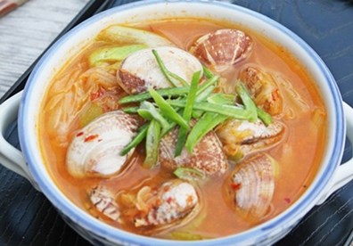 M&uacute;c canh ra b&aacute;t, d&ugrave;ng n&oacute;ng. Giữa tuần se lạnh c&ugrave;ng gia đ&igrave;nh b&ecirc;n m&acirc;m cơm với m&oacute;n canh ngao kim chi thật ấm &aacute;p.