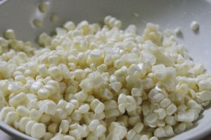 Ng&ocirc; tước bỏ l&aacute;, nhặt bỏ bớt r&acirc;u ng&ocirc;, d&ugrave;ng dao t&aacute;ch lấy hạt ng&ocirc; để ri&ecirc;ng, c&ugrave;i để ri&ecirc;ng.