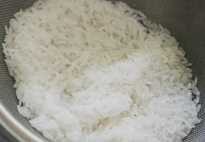 Gạo nếp đ&atilde;i nhiều lần nước cho thật sạch, ng&acirc;m gạo nếp v&agrave;o thố nước lạnh, ng&acirc;m khoảng 2 tiếng.