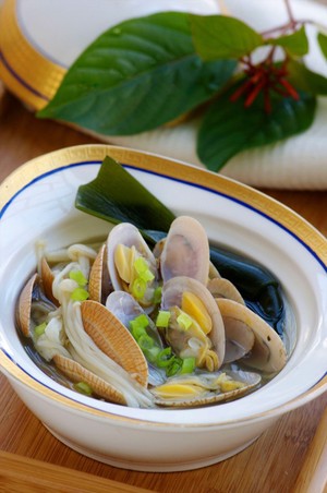 Tắt bếp, cho ch&uacute;t m&igrave; ch&iacute;nh rồi rắc h&agrave;nh hoa, rau dăm cắt nhỏ l&ecirc;n tr&ecirc;n mặt v&agrave; m&uacute;c canh ngao nấu nấm ra b&aacute;t t&ocirc; d&ugrave;ng n&oacute;ng.
