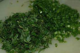 Rau dăm, h&agrave;nh hoa rửa sạch, th&aacute;i nhỏ.