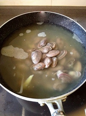 Thả ngao v&agrave;o.