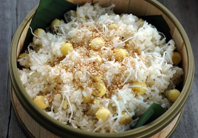 M&oacute;n x&ocirc;i dừa hạt sen rất ngon miệng, hạt x&ocirc;i dẻo v&agrave; thấm đẫm hương dừa b&eacute;o ngậy. 