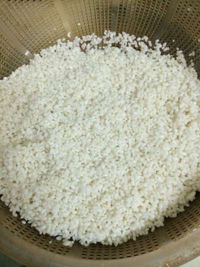 Gạo nếp vo sạch ng&acirc;m khoảng 6 tiếng hoặc qua đ&ecirc;m cho gạo nở rồi vớt ra rổ cho r&aacute;o nước rồi x&oacute;c gạo với 1 ch&uacute;t muối cho hạt x&ocirc;i được săn v&agrave; đậm đ&agrave;.