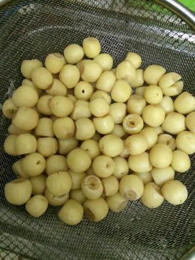 Hạt sen luộc ch&iacute;n tới với 1 nh&uacute;m muối nhỏ.