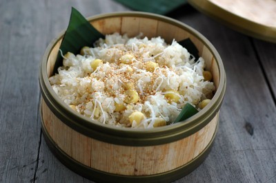 Đơm x&ocirc;i v&agrave;o đĩa l&agrave; bạn đ&atilde; ho&agrave;n th&agrave;nh m&oacute;n x&ocirc;i dừa hạt sen rồi đấy!