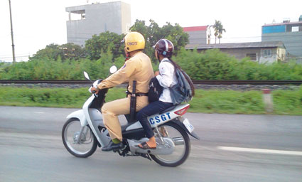 CSGT đưa th&iacute; sinh đi thi