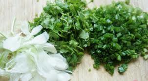 H&agrave;nh hoa v&agrave; rau m&ugrave;i t&agrave;u rửa sạch, th&aacute;i nhỏ.