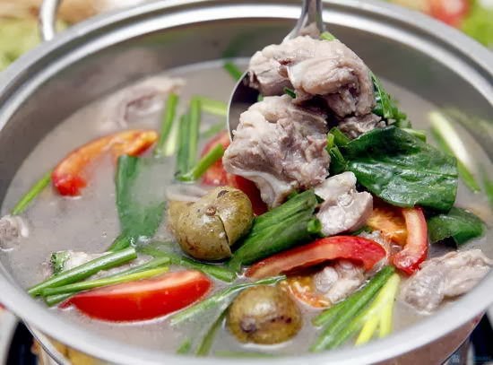 Cuối c&ugrave;ng cho rau nh&uacute;t v&agrave; c&agrave; chua v&agrave;o đun lửa lớn, nấu th&ecirc;m khoảng 1-2 ph&uacute;t, tắt bếp, n&ecirc;m m&igrave; ch&iacute;nh, cho h&agrave;nh v&agrave; rau m&ugrave;i t&agrave;u.