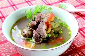 M&uacute;c canh sườn nấu sấu ra t&ocirc;, d&ugrave;ng n&oacute;ng, chấm k&egrave;m nước mắm.
