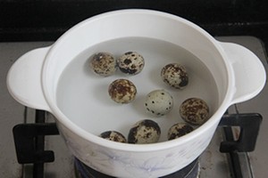 Trứng c&uacute;t rửa sạch, luộc ch&iacute;n, b&oacute;c vỏ.