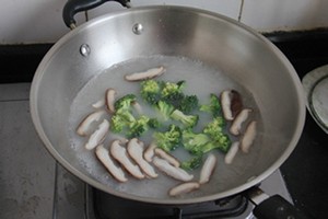 Cho nước d&ugrave;ng v&agrave;o nồi, th&ecirc;m một &iacute;t nước nữa nếu cần rồi đun s&ocirc;i th&igrave; th&ecirc;m b&ocirc;ng cải xanh v&agrave; nấm v&agrave;o trước.