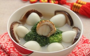 Nấu th&ecirc;m khoảng 1 &ndash; 2 ph&uacute;t th&igrave; tắt bếp v&agrave; dọn ra d&ugrave;ng n&oacute;ng.