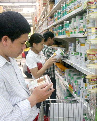 Giá sữa đã giảm nhưng NTD v&acirc;̃n c&acirc;n nhắc khi chọn sản ph&acirc;̉m sữa v&igrave; nhiều DN sữa c&oacute; c&aacute;c chi&ecirc;u tr&ograve; l&aacute;ch luật 