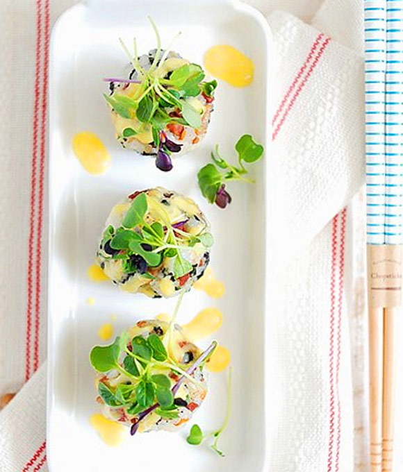 Cơm vi&ecirc;n vừa đầy đủ dinh dưỡng, lại vừa gọn g&agrave;ng đẹp mắt, chắc chắn sẽ l&agrave;m bữa tối đầu tuần của bạn thật hấp dẫn.