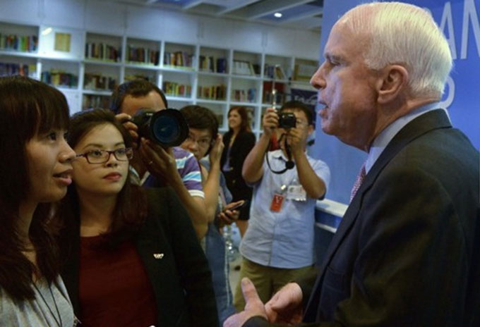 Thượng nghị sĩ John McCain gặp gỡ b&aacute;o ch&iacute; tại H&agrave; Nội trong chuyến thăm đầu th&aacute;ng 8. 