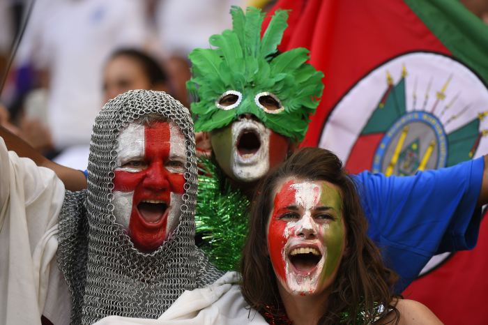 Cổ động viên Anh cuồng nhiệt cùng fan Italy