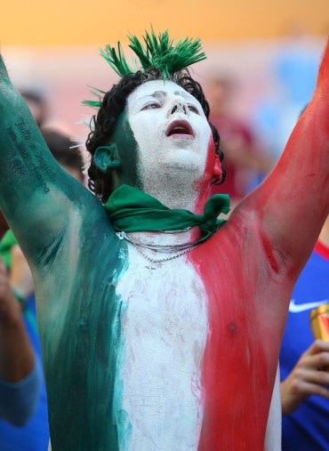 CĐV Italia vẽ quốc kì lên mặt và ngực cuồng nhiệt cổ vũ