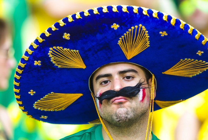 Sôi động cùng CĐV trong trận Brazil gặp Mexico