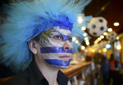 Cổ động viên đang theo dõi trận Costa Rica gặp Uruguay