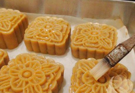 Cho b&aacute;nh v&agrave;o l&ograve; nướng 180 độ C, 2 lửa, ngăn giữa nướng trong 10 phút
