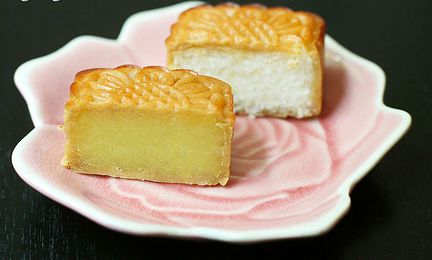 Bánh trung thu nh&acirc;n sữa dừa vừa béo ng&acirc;̣y vừa thơm ngon, b&ocirc;̉ dưỡng