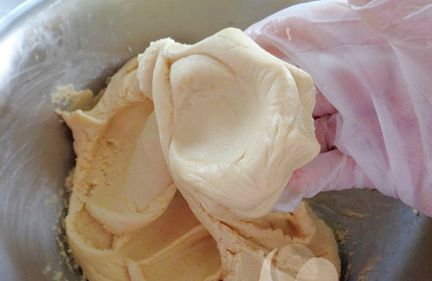 Cho bột ra &acirc;u to, khoanh lỗ ở giữa rồi cho nước đường v&agrave;o nhồi