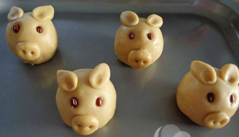 Vi&ecirc;n tr&ograve;n 1 vi&ecirc;n bột nhỏ, đ&egrave; dẹp gắn dưới 2 mắt l&agrave;m mũi
