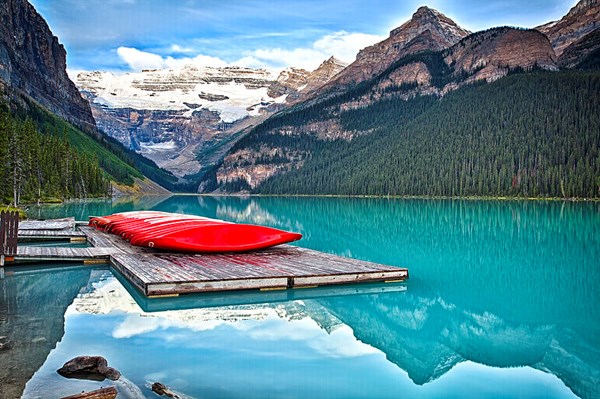 Nằm trên bờ Lake Louise, Fairmont Chateau mang đến những môn thể thao mùa đông và tạo ra tuần trăng mật thiên đường