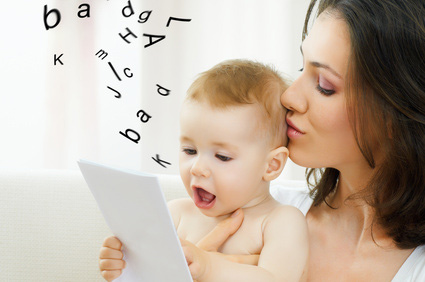 C&oacute; rất nhiều c&aacute;ch kh&aacute;c nhau để gi&uacute;p b&eacute; y&ecirc;u nhanh biết n&oacute;i. 