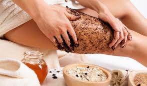 Ngo&agrave;i ra, bước n&agrave;y c&ograve;n gi&uacute;p nu&ocirc;i dưỡng cơ thể v&igrave; trong scrub thường c&oacute; những th&agrave;nh phần dưỡng ẩm v&agrave; l&agrave;m sạch cơ thể. Do đ&oacute;, những dưỡng chất trong cơ thể mất đi khi tắm sẽ được thay thế bởi những dưỡng chất scrub.