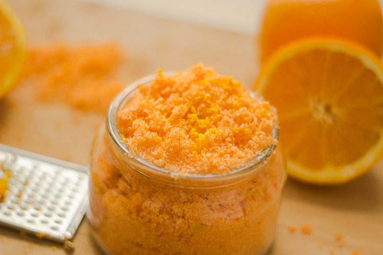 Đặc biệt, ri&ecirc;ng đối với da vỏ cam (hay c&ograve;n gọi cellulite) th&igrave; khi matxa th&acirc;n thể với scrub, nhất l&agrave; những chỗ c&oacute; &ldquo;vỏ cam&rdquo;, người d&ugrave;ng sẽ thấy scrub gi&uacute;p lưu th&ocirc;ng những khu vực bị giảm sự đ&agrave;n hồi v&agrave; tăng độ săn chắc của l&agrave;n da.