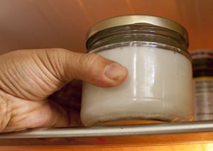 Bước 11: Sau đ&oacute;, c&aacute;c ấy cho v&agrave;o tủ lạnh để đ&ocirc;ng cứng lớp v&aacute;ng đ&oacute;.