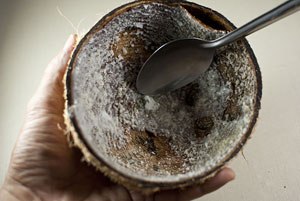 Bước 2: D&ugrave;ng th&igrave;a nạo sạch c&ugrave;i dừa n&agrave;y.