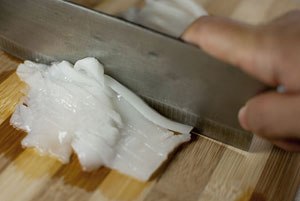 Bước 3: Th&aacute;i sợi c&ugrave;i dừa ra nh&eacute;.