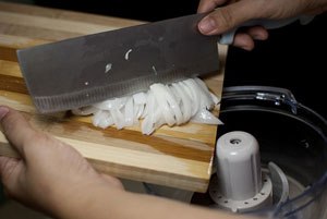 Bước 4: Rồi cho hết v&agrave;o m&aacute;y xay sinh tố.