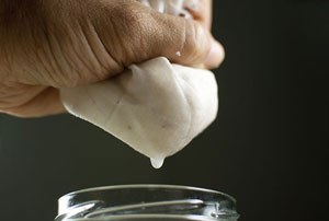 Sau đ&oacute;, cố b&oacute;p kiệt cho hết nước n&agrave;y.