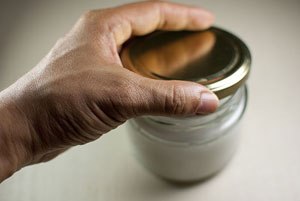 Bước 9: Đậy nắp lọ lại để khoảng 1 ng&agrave;y nơi tho&aacute;ng kh&iacute;.