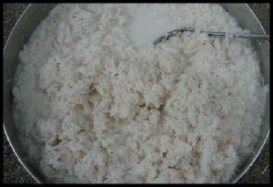 Bước 1: C&aacute;c bạn xay nhuyễn dừa kh&ocirc; ra rồi đổ 2 ly nước s&ocirc;i v&agrave;o ng&acirc;m, đảo khoảng 15 ph&uacute;t.