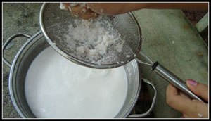 Bước 2: Vắt lấy nước cốt bằng r&acirc;y hoặc d&ugrave;ng khăn x&ocirc; vắt cũng rất dễ.