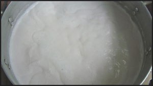 Bước 4: Khi nước cốt dừa s&ocirc;i th&igrave; c&aacute;c ấy vặn nhỏ lửa, khuấy li&ecirc;n tục để kh&ocirc;ng bị ch&aacute;y nh&eacute;.