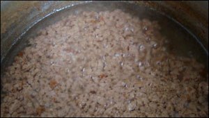 Bước 5: Sau một thời gian, dầu dừa trong dần, c&oacute; lớp cặn sền sệt đọng xuống dưới, vẫn để lửa nhỏ cho nước dừa s&ocirc;i nhẹ.