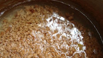 Bước 6: Đến khi lớp cợn chuyển sang m&agrave;u v&agrave;ng, dầu dừa trong l&agrave; tắt bếp.