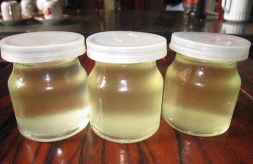 Bước 7: Cuối c&ugrave;ng, khi dầu dừa nguội bạn cho v&agrave;o lọ l&agrave; c&oacute; thể d&ugrave;ng được r&ugrave;i. V&agrave; đ&acirc;y l&agrave; sản phẩm nh&agrave; m&igrave;nh tự l&agrave;m c&aacute;c n&agrave;ng nh&eacute;.