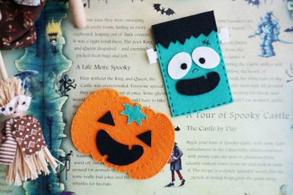 Đế l&oacute;t ly h&igrave;nh quả b&iacute; ng&ocirc; thật dễ thương b&ecirc;n cạnh đế l&oacute;t ly Frankenstein đ&aacute;ng y&ecirc;u. Ảnh minh họa
