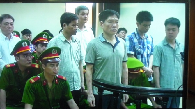 Dương Tự Trọng (giữa) v&agrave; c&aacute;c đồng phạm nghe tuy&ecirc;n &aacute;n tại t&ograve;a ph&uacute;c thẩm chiều 23/5