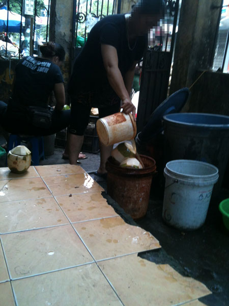 Tưới ho&aacute; chất thuốc tẩy đ&atilde; pha trực tiếp l&ecirc;n dừa đ&atilde; gọt vỏ để tẩy trắng. 